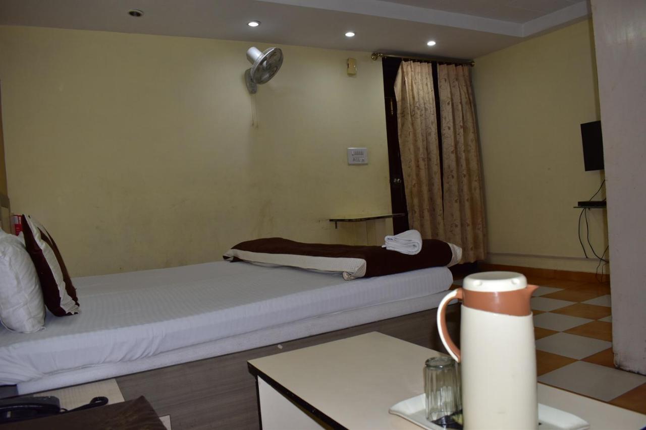 Hotel Nirmal Palace Kānpur Exterior photo