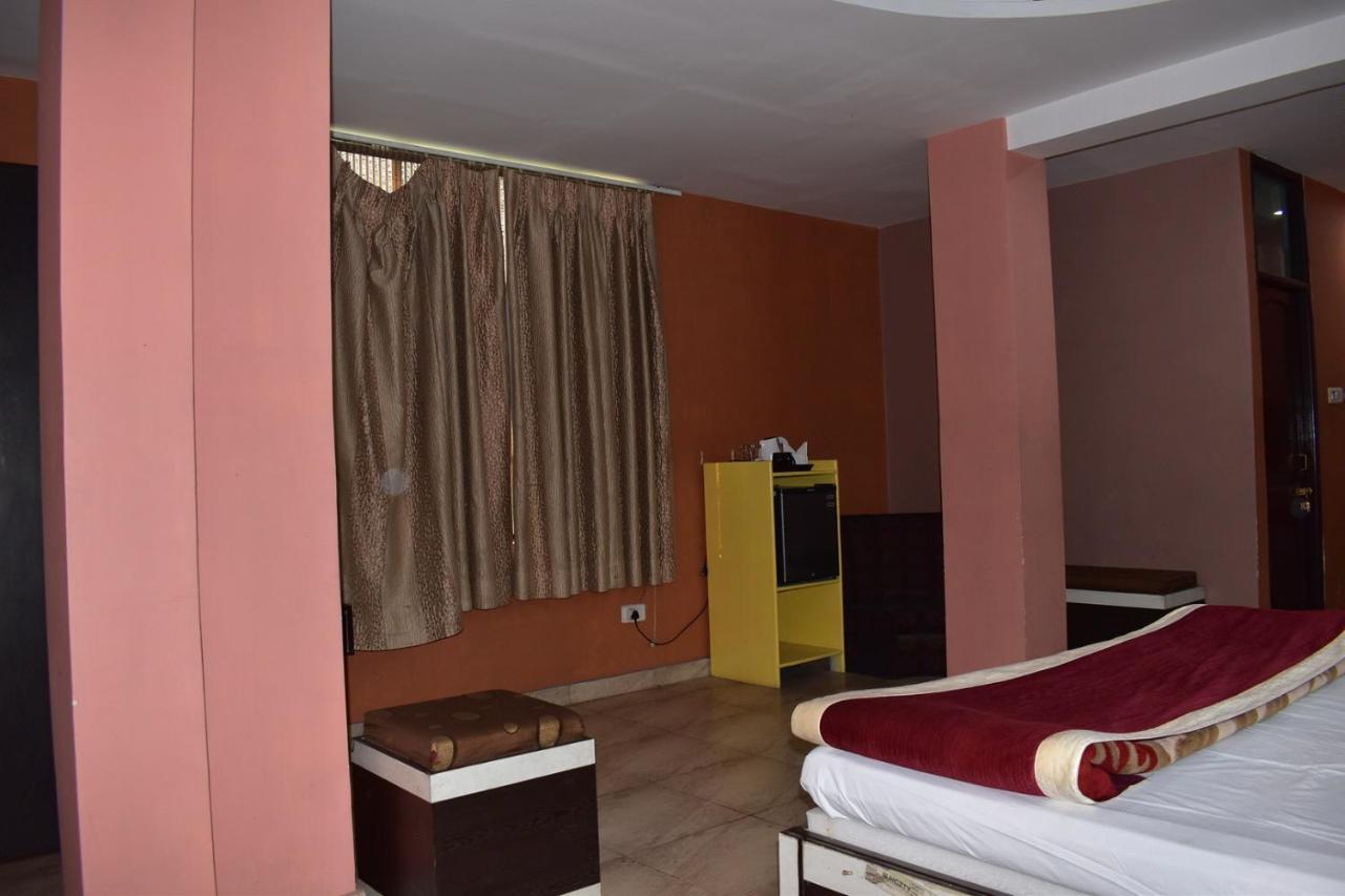 Hotel Nirmal Palace Kānpur Exterior photo